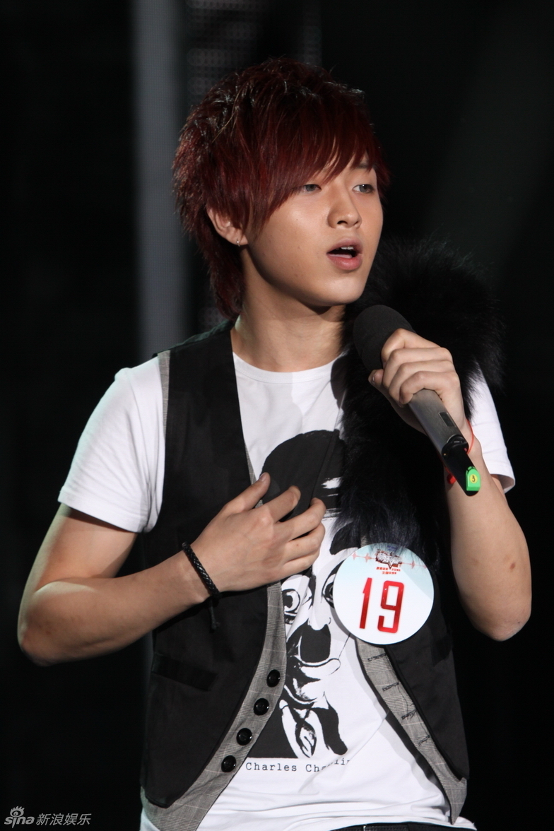 幻灯组图:快男300强突围赛第2场 农民诗人出局_高清图集_新浪网