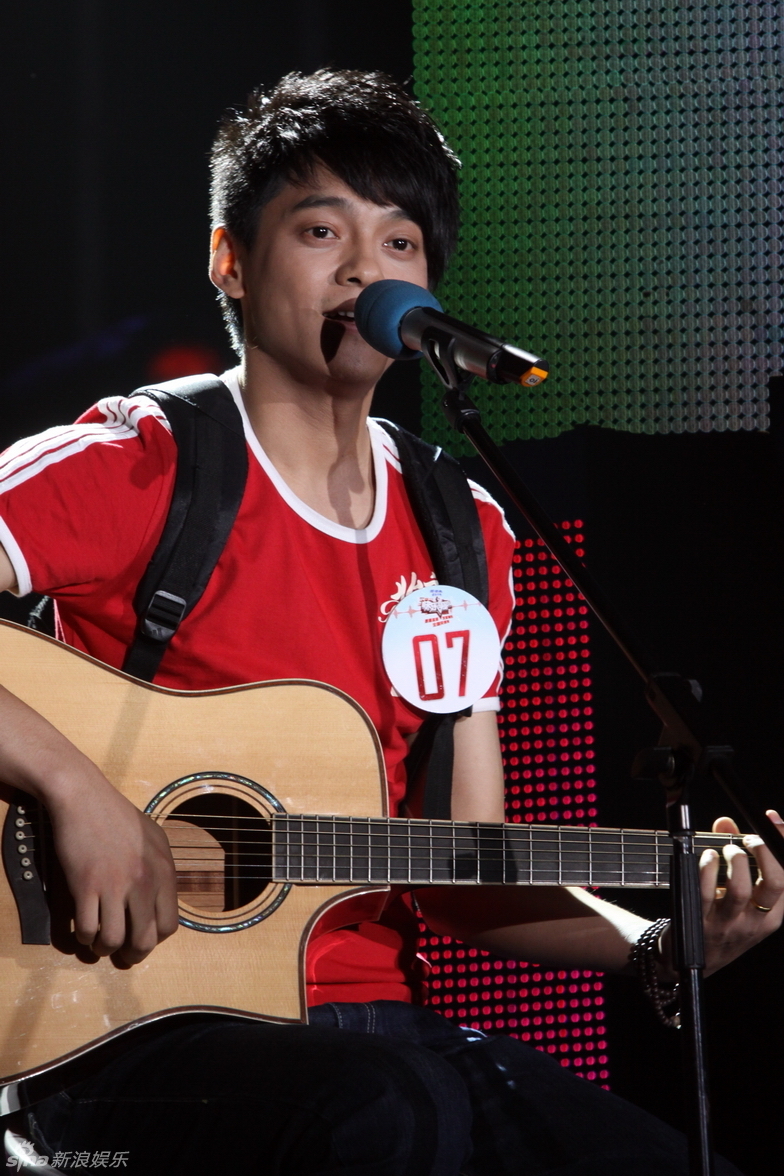 幻灯组图:快男300强突围赛第2场 农民诗人出局_高清图集_新浪网