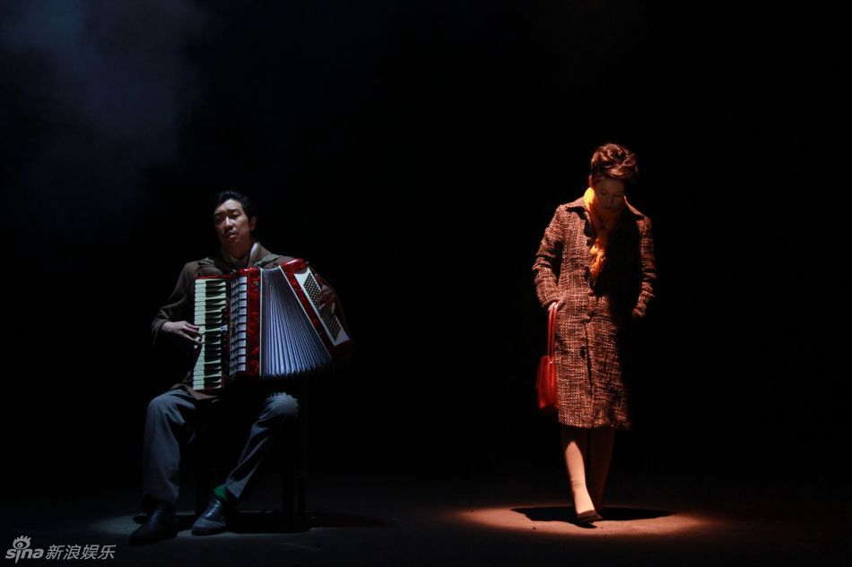 新浪娱乐讯 近日黑色喜剧电影《钢的琴》曝光了一组影调优美的剧照.