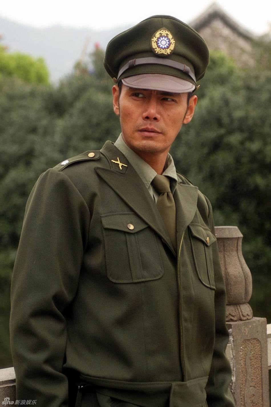 5 / 8 新浪娱乐讯 硬汉邵兵的新剧《白狼》拍摄正酣,剧中他饰演的