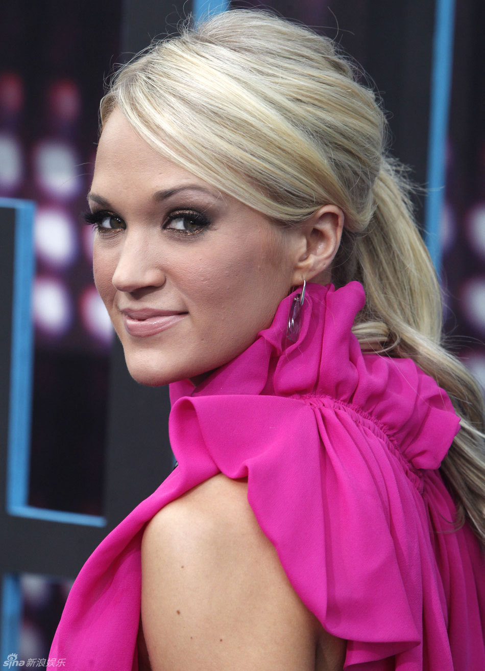 凯莉-安德伍德秀粉红色礼服