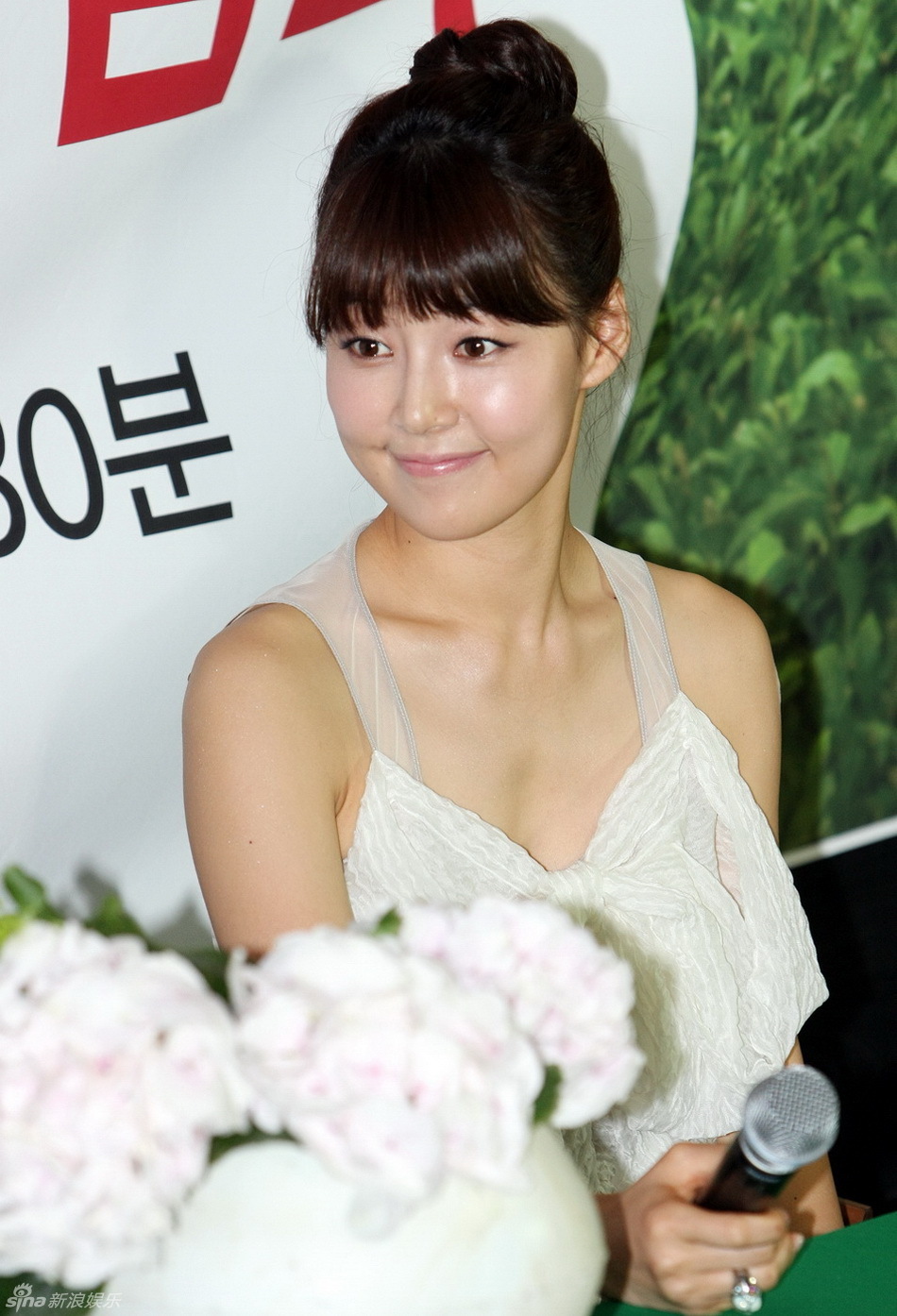 北京时间今天下午(6月10日)12点半(韩国时间13点半),韩星韩智慧亲自写