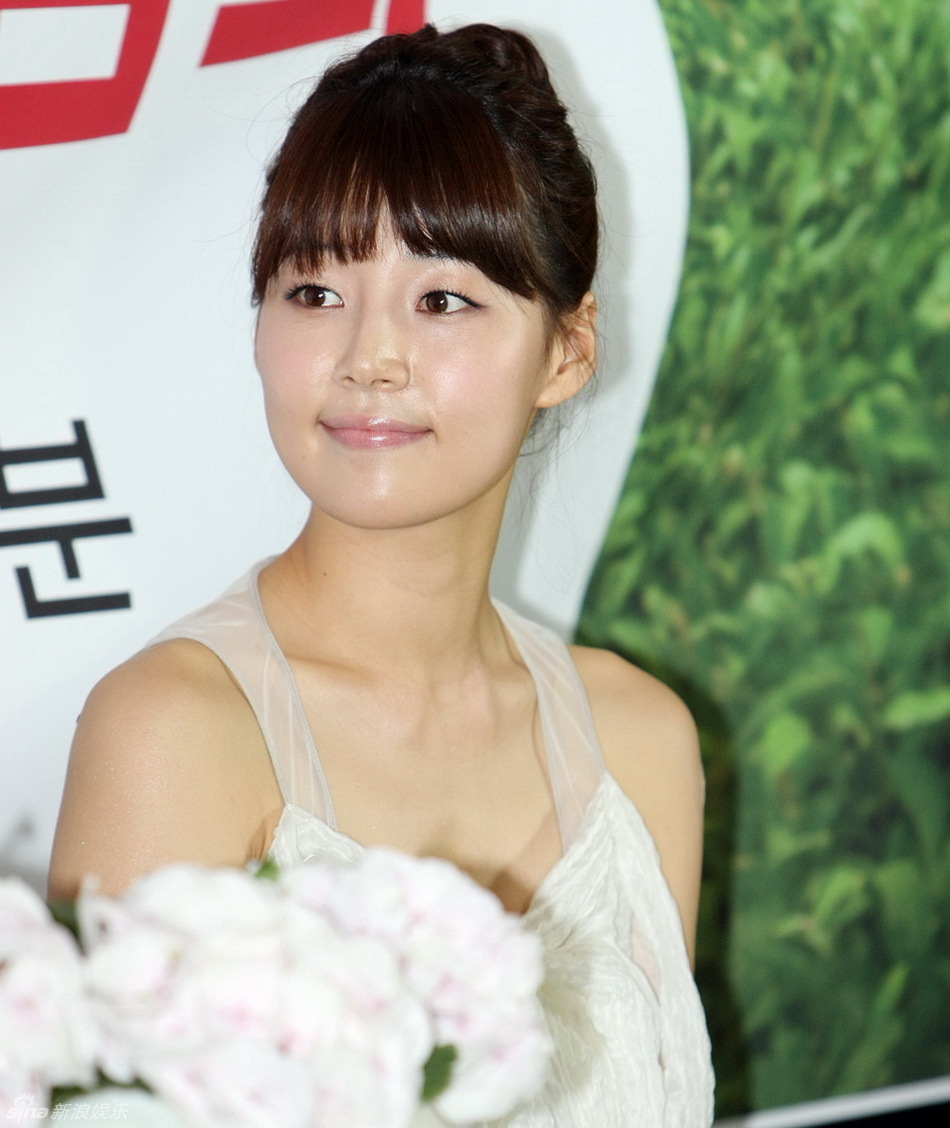 北京时间今天下午(6月10日)12点半(韩国时间13点半),韩星韩智慧亲自写