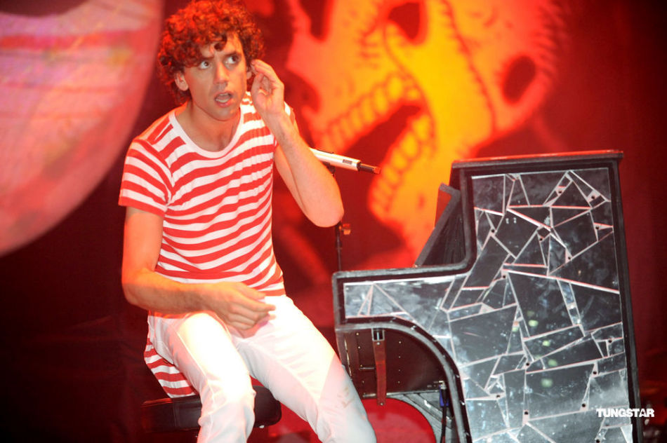 高清组图:英国唱作男歌手mika香港再次开唱_高清图集_新浪网