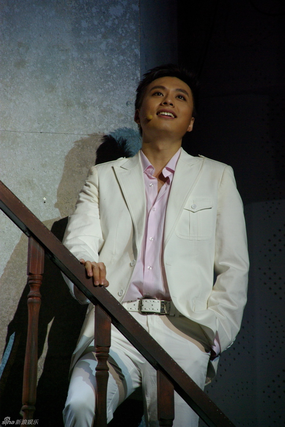 高清:《茉莉花》中西混搭引争议 谭晶带病开唱_高清图集_新浪网