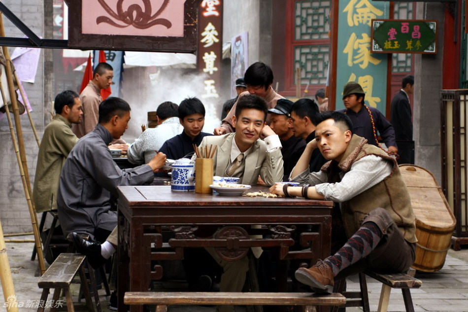 新浪娱乐讯 日前,正在热拍的《京城四少》发布了一组剧照.