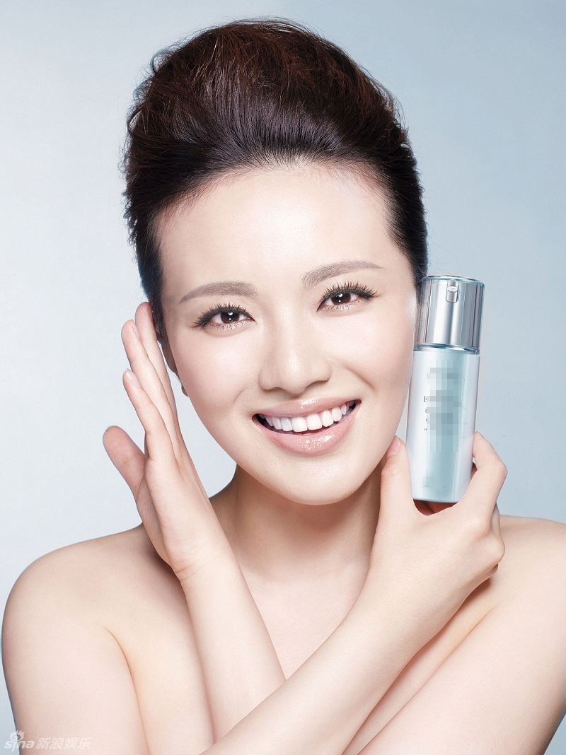 1 / 6 新浪娱乐讯 近日,时尚女星孟茜受邀为某护肤品拍摄了全新广告