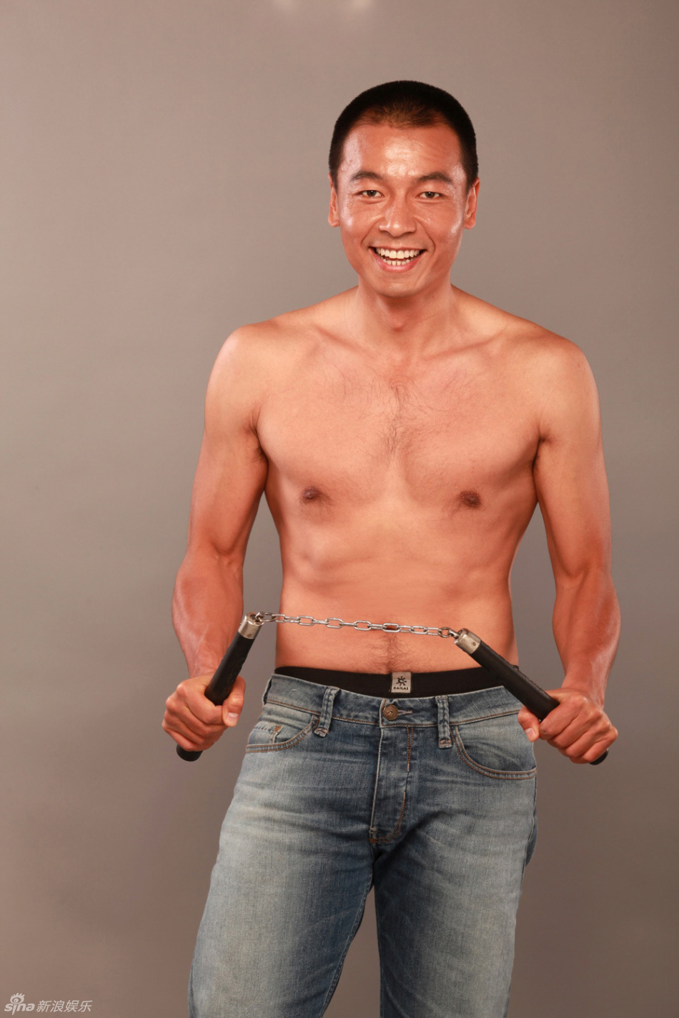 新浪娱乐讯 近日,王挺受邀内地某知名时尚杂志拍片,型男味十足.