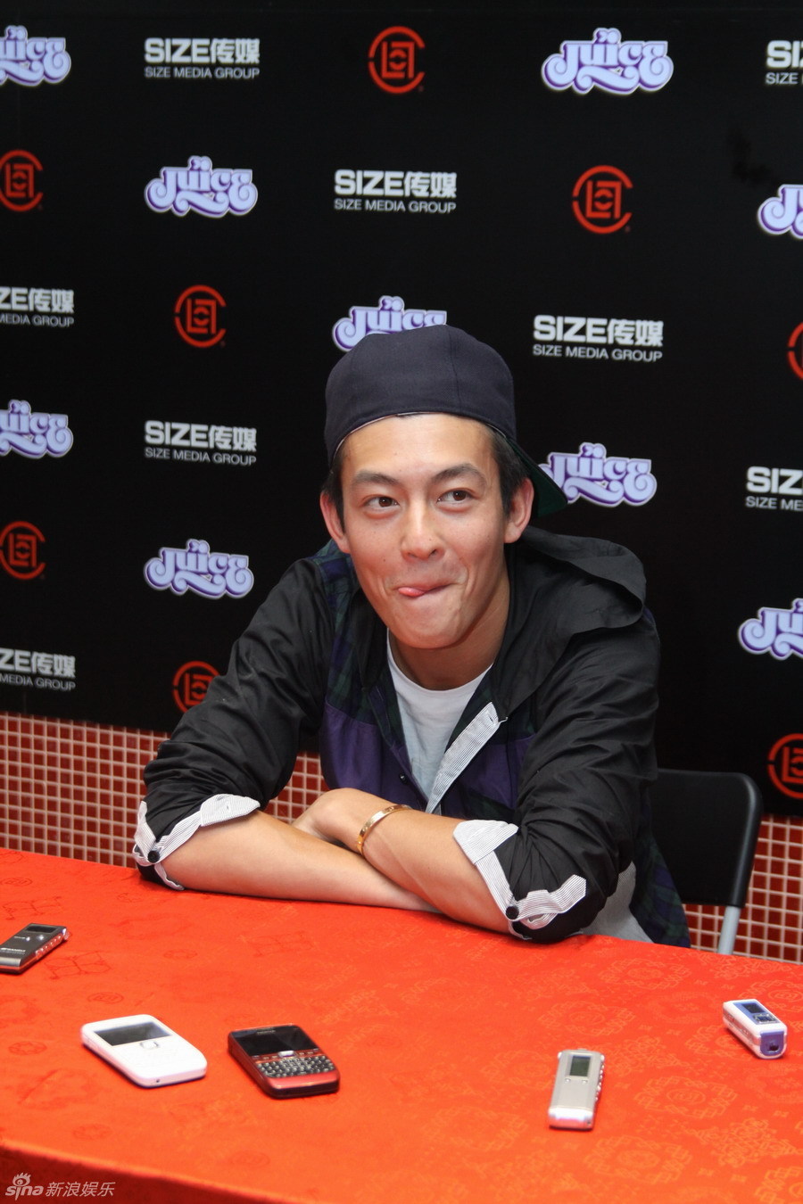 高清图:陈冠希上海出席活动 表情丰富活力四射_高清图集_新浪网