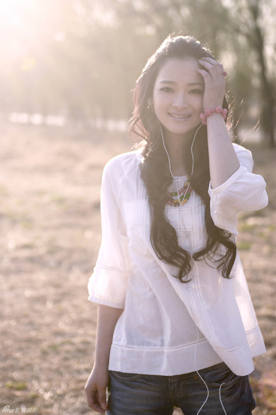 新浪娱乐讯 何琢言小巧精致的脸,干净清澈的眼眸,黑色俏丽的卷发,青春