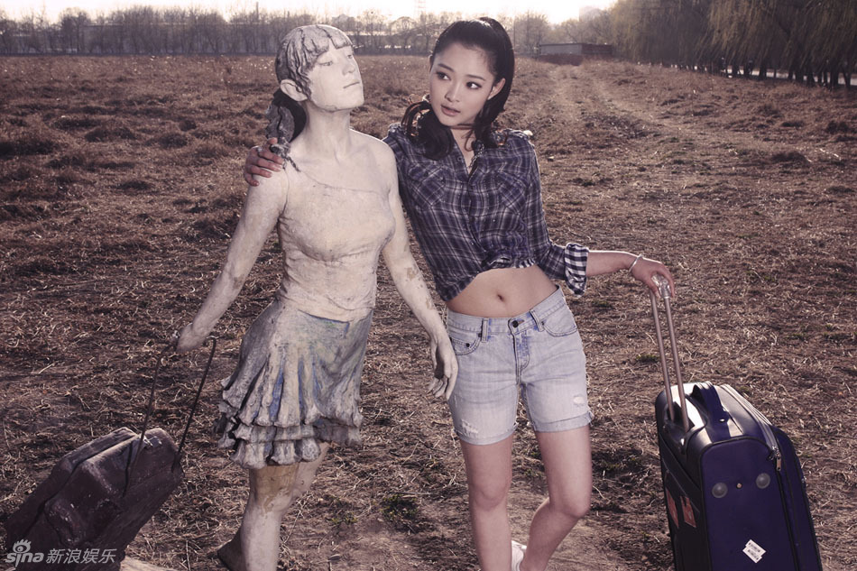 新浪娱乐讯 何琢言小巧精致的脸,干净清澈的眼眸,黑色俏丽的卷发,青春