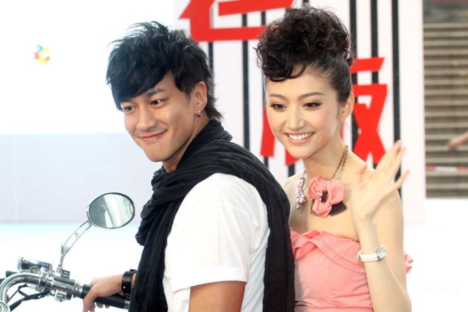 幻灯图:何润东给"美女老板"景甜当"男佣"_高清图集_新浪网