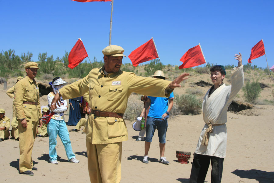 幻灯图:《兵团往事》新疆热拍 涓子庆生晒幸福