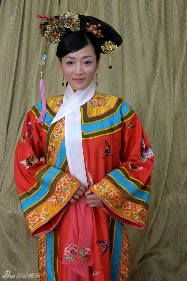 幻灯图:何彦霓《宫》中造型曝光 华丽贵气_高清图集_新浪网