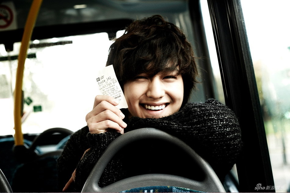 新浪娱乐讯 韩星金范于去年10月底出发到英国伦敦,拍摄一组以电影及