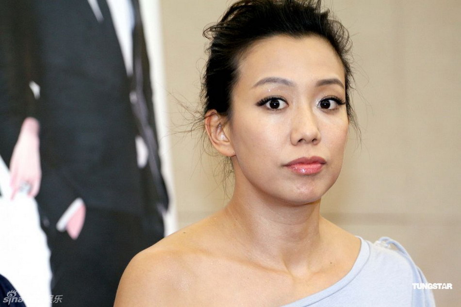 何润东,景甜,印小天,包小柏,吴辰君等众主演以出位的时尚盛装造型现身