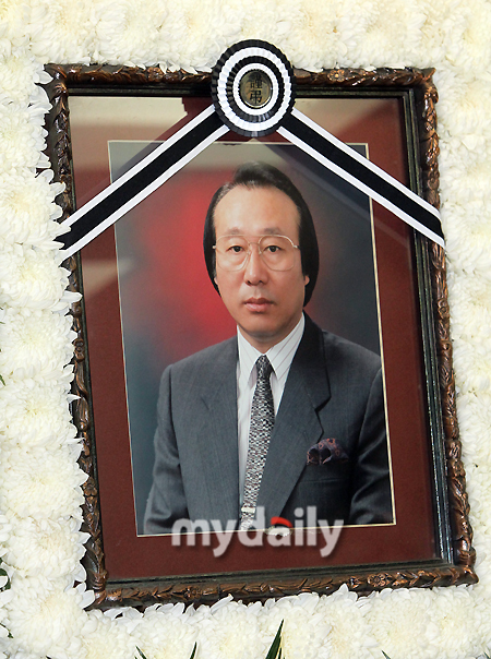 29】【明星】韩国元老级搞笑艺人白南峰因肺癌去世 总统李明博送花圈