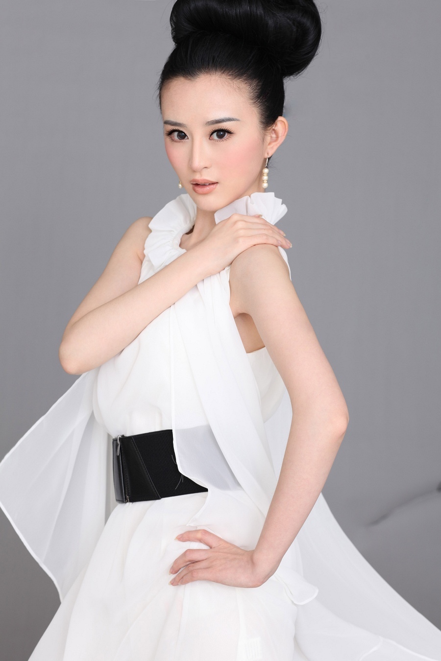 03 14:38:31 1 / 6 新浪娱乐讯 演员刘竞近日拍摄了一组最新写真,白裙