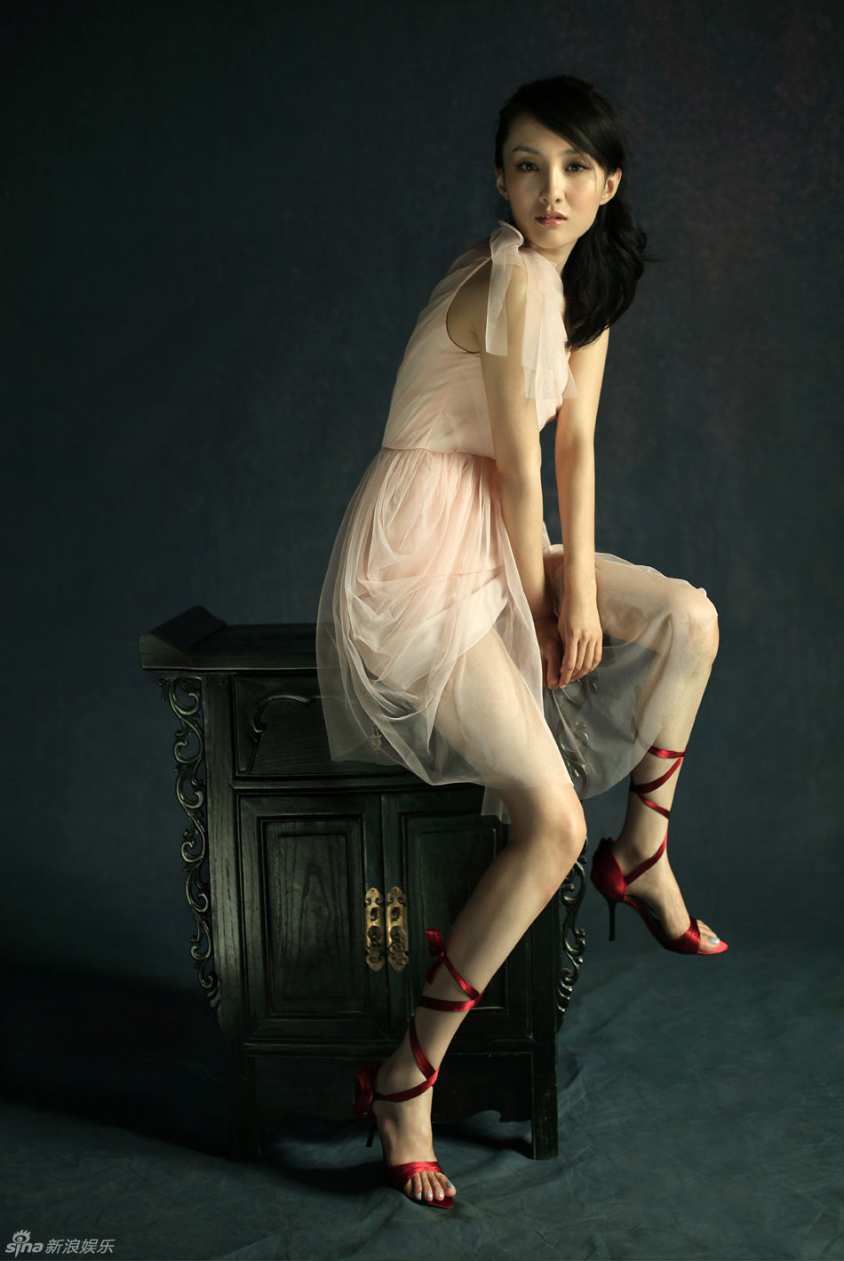 新浪娱乐讯 近日,中戏校花衣珊另一组大片曝光,身着粉色纱裙的衣珊半