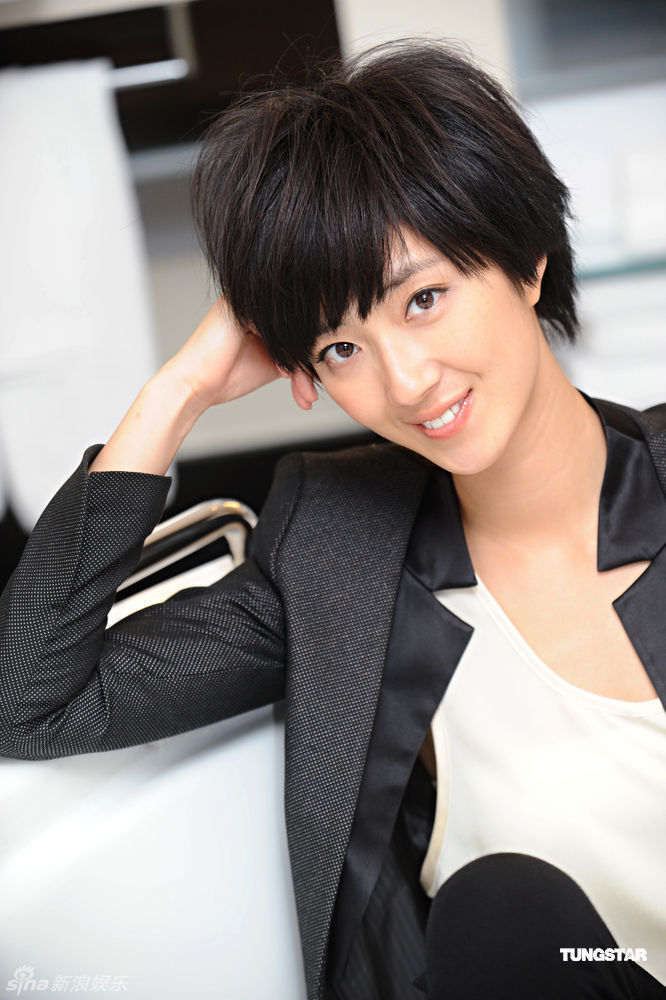 1/ 42新浪娱乐讯 近日,桂纶镁在香港宣传电影《线人》并拍摄了一组