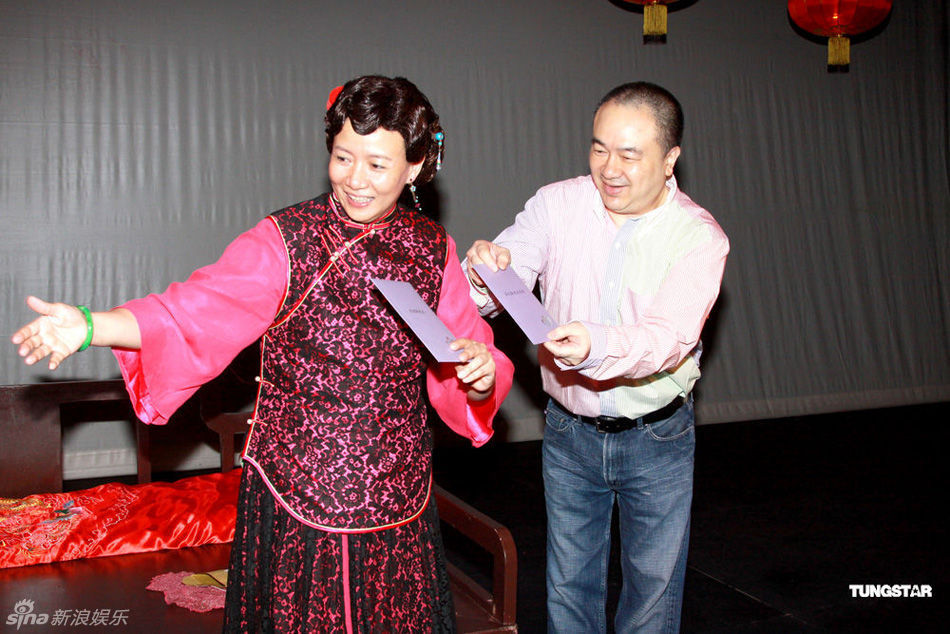 商天娥新造型头戴红花 国庆结婚宴请四十席