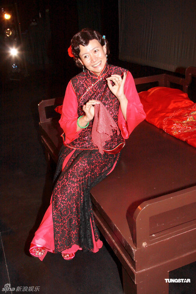 组图:商天娥新造型头戴红花 国庆结婚宴请四十席_高清图集_新浪网