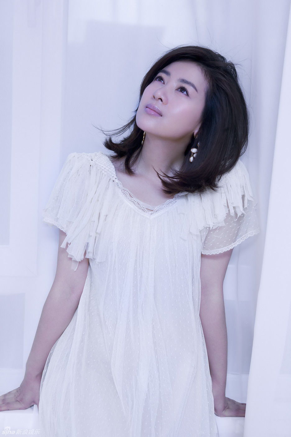 组图:小李琳拍写真 显成熟优雅女人味_高清图集_新浪网