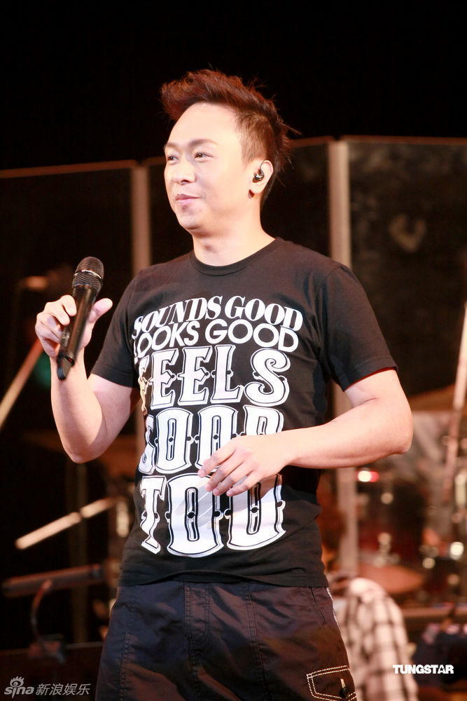 高清图:黄家强倾力献艺唱作世代 回应邓炜谦出书_高清图集_新浪网