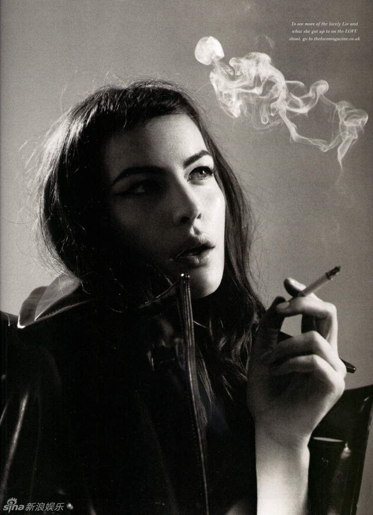 高清组图:好莱坞女星丽芙-泰勒性感黑白写真_高清图集_新浪网