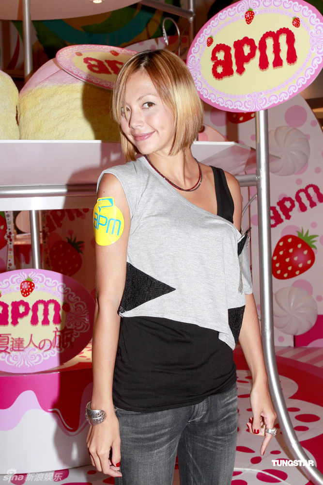 日本女星土屋安娜举办签名会