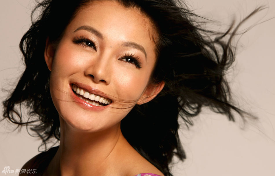 组图:于娜写真展露大模风范 迷人魅力随性释放_高清图集_新浪网