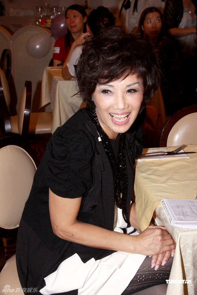 新浪娱乐讯 9月4日,女星韩玛利一身黑白装扮出席某品牌代言人.