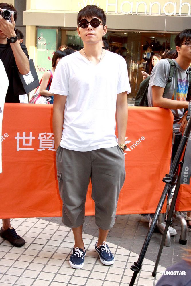 关楚耀展示新碟