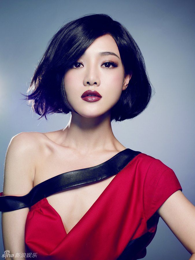 新浪娱乐 日前,演员邓家佳为《时尚芭莎》拍摄一组美妆大片,写真中,她