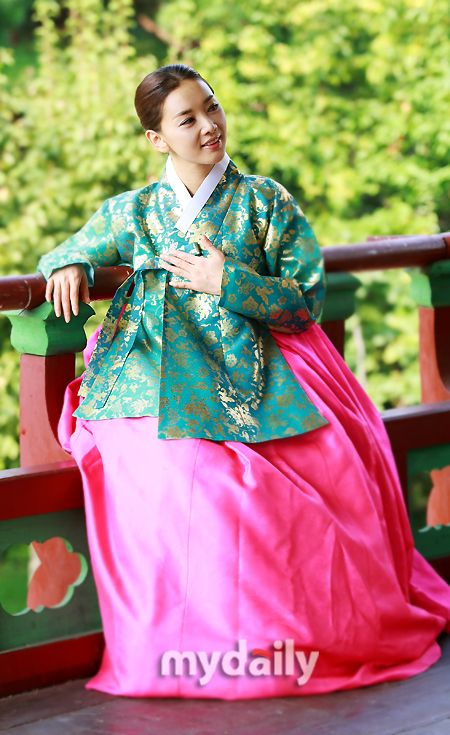 组图:韩国女演员吴珊夏与女歌手成恩穿韩服拍写真_高清图集_新浪网