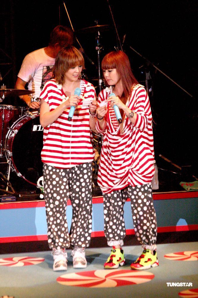 下页 自动播放 下载原图 新浪娱乐讯 日本女子组合帕妃(puffy)25日在