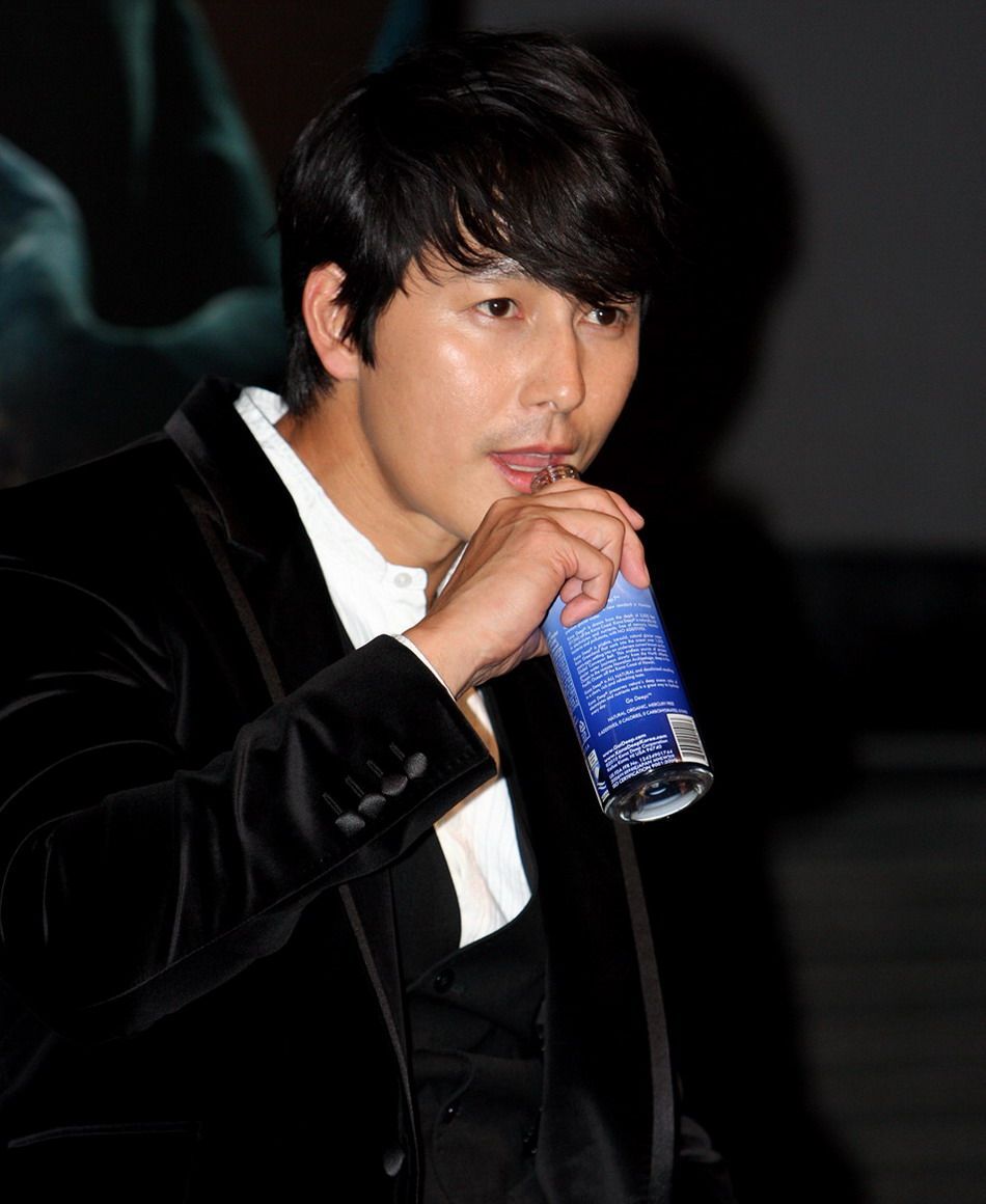 郑雨盛亮相《剑雨》韩国首映