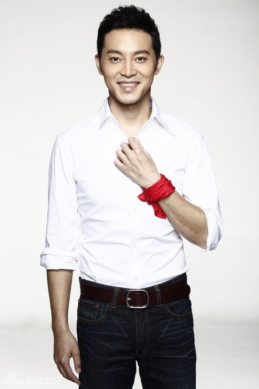 组图:沙溢白色衬衫阳光无限 腕缚红领巾助公益_高清图集_新浪网