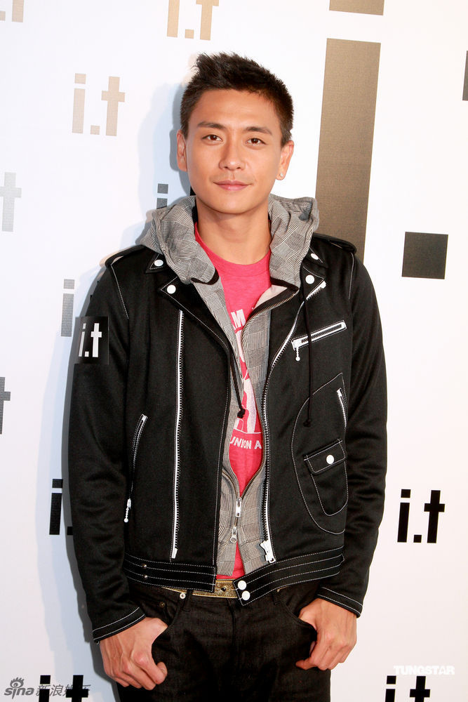 黄宗泽潮人装扮亮相时装秀 自曝不敢公开感情