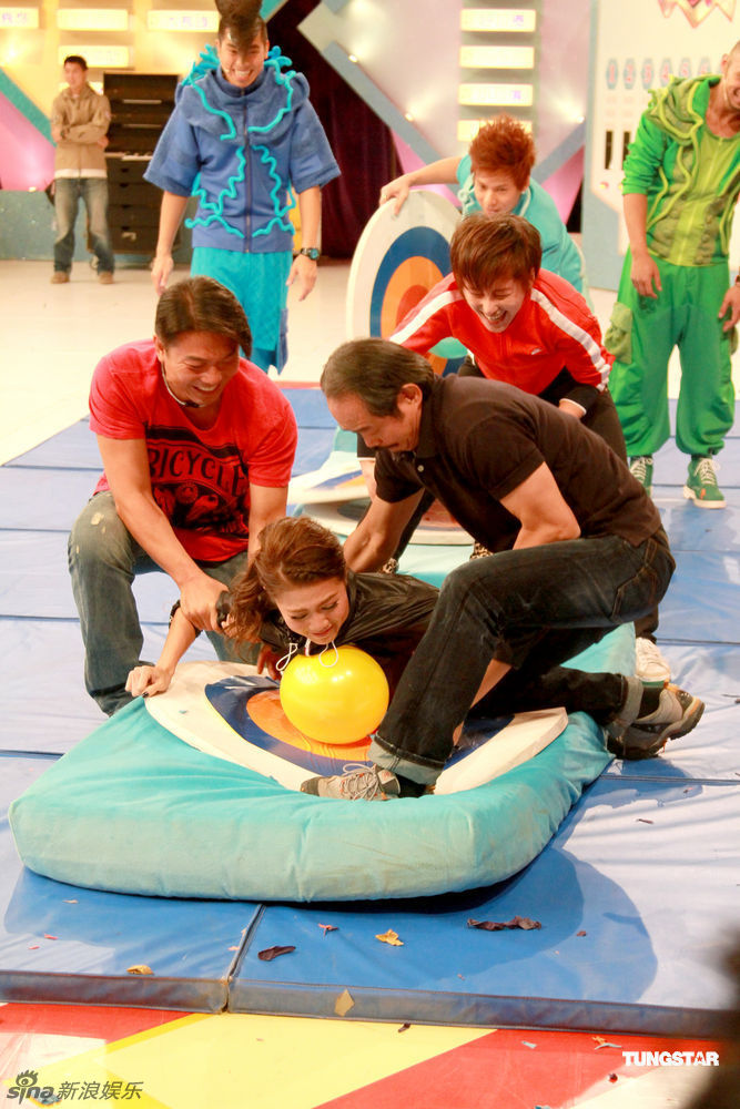 新浪娱乐讯 10月19日,tvb综艺节目《超级游戏奖门人》录像,曾志伟