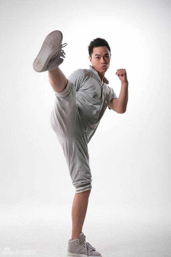 组图:董易晋动感写真显童趣 功夫拳脚可爱到底_高清图集_新浪网