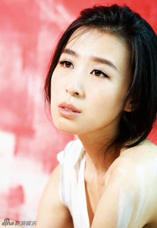 新浪娱乐讯 人气演员张乐近日荣登某男性杂志,在大片中扮演一名正在