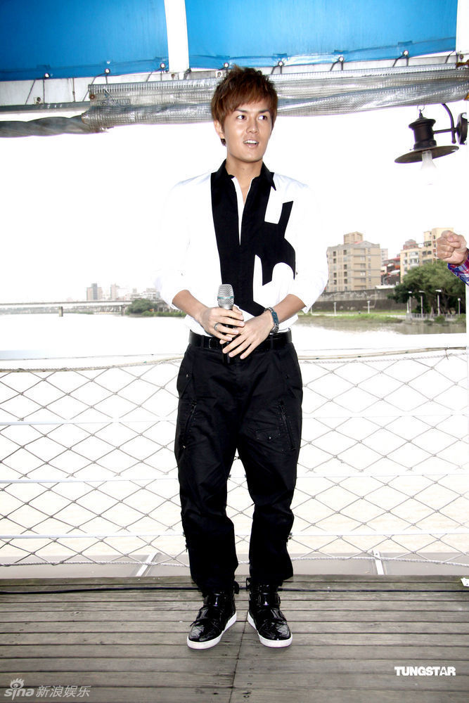 组图:吴克群为新专辑庆功 展现帅气笑容_高清图集_新浪网