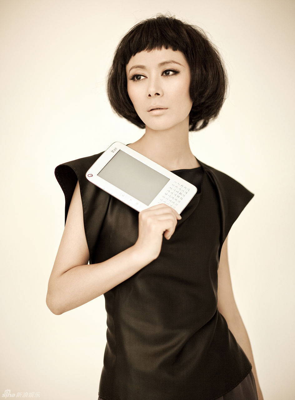 新浪娱乐讯 日前,演员张恒为拍摄《新潮电子》杂志时尚大片而化身为