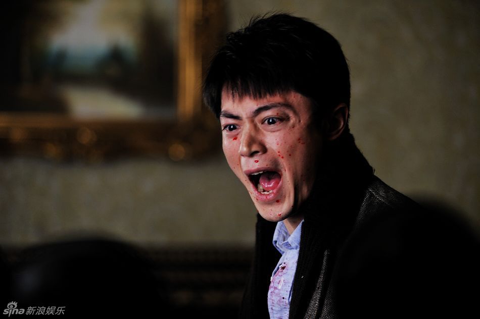 新浪娱乐讯 热播剧《唐琅探案》日前曝出一组霍建华少有的喋血剧照