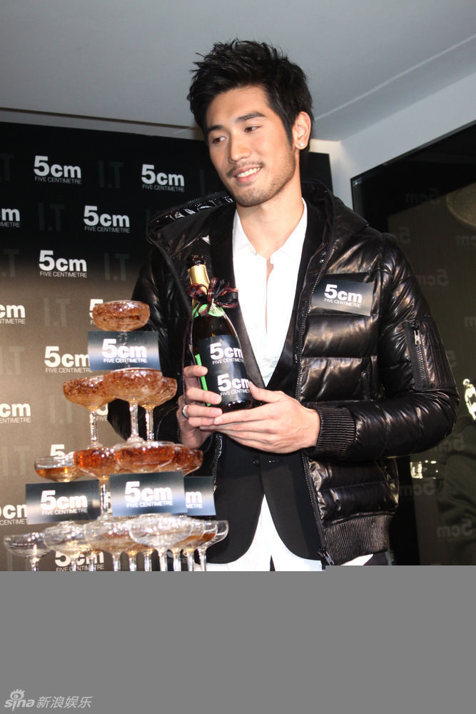 新浪娱乐讯 高以翔和锦荣在台北出席某时尚品牌的新品发布活动.