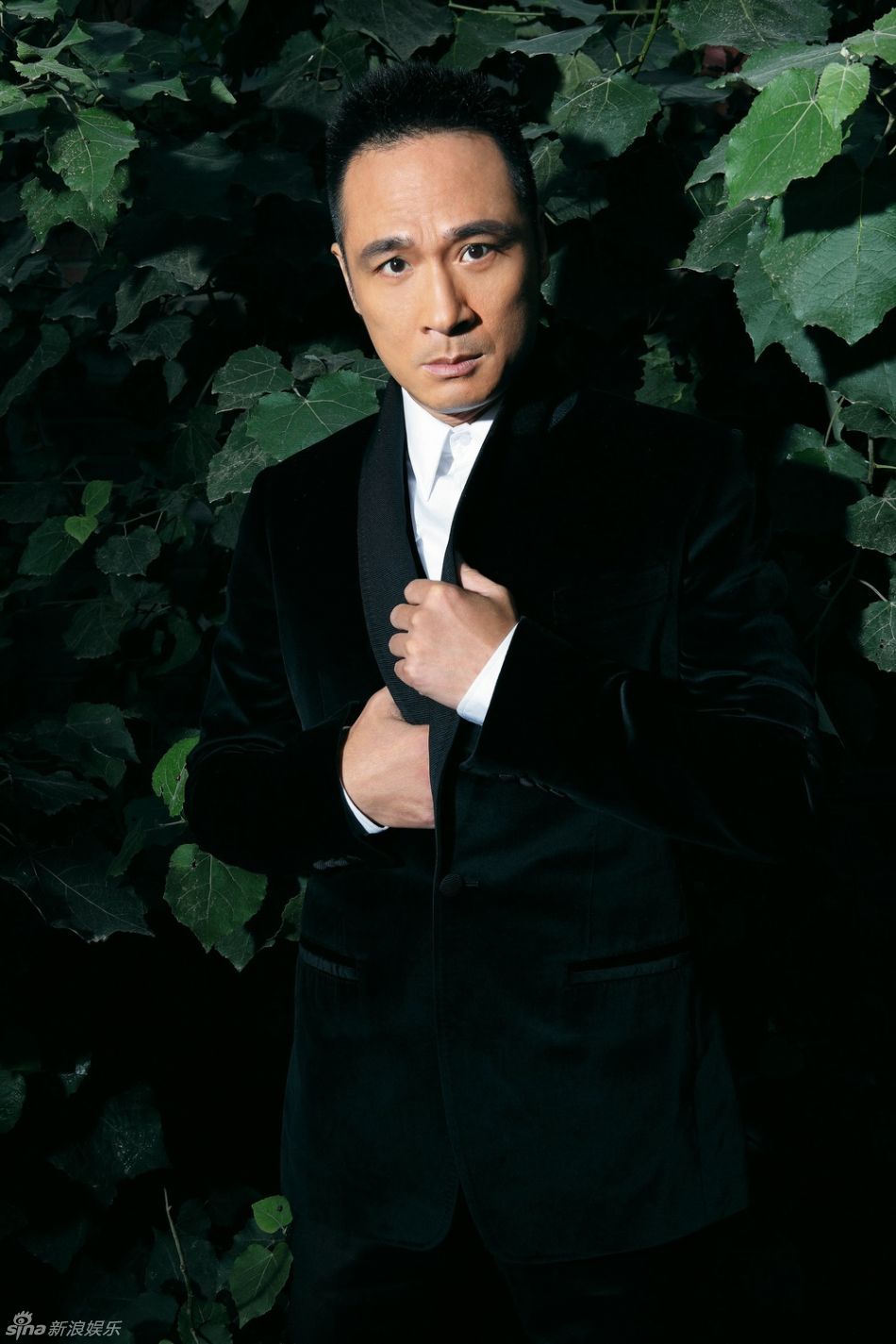 近日,吴镇宇为某杂志拍摄的一组封面照中,一袭黑色风衣出镜,搭配黑色