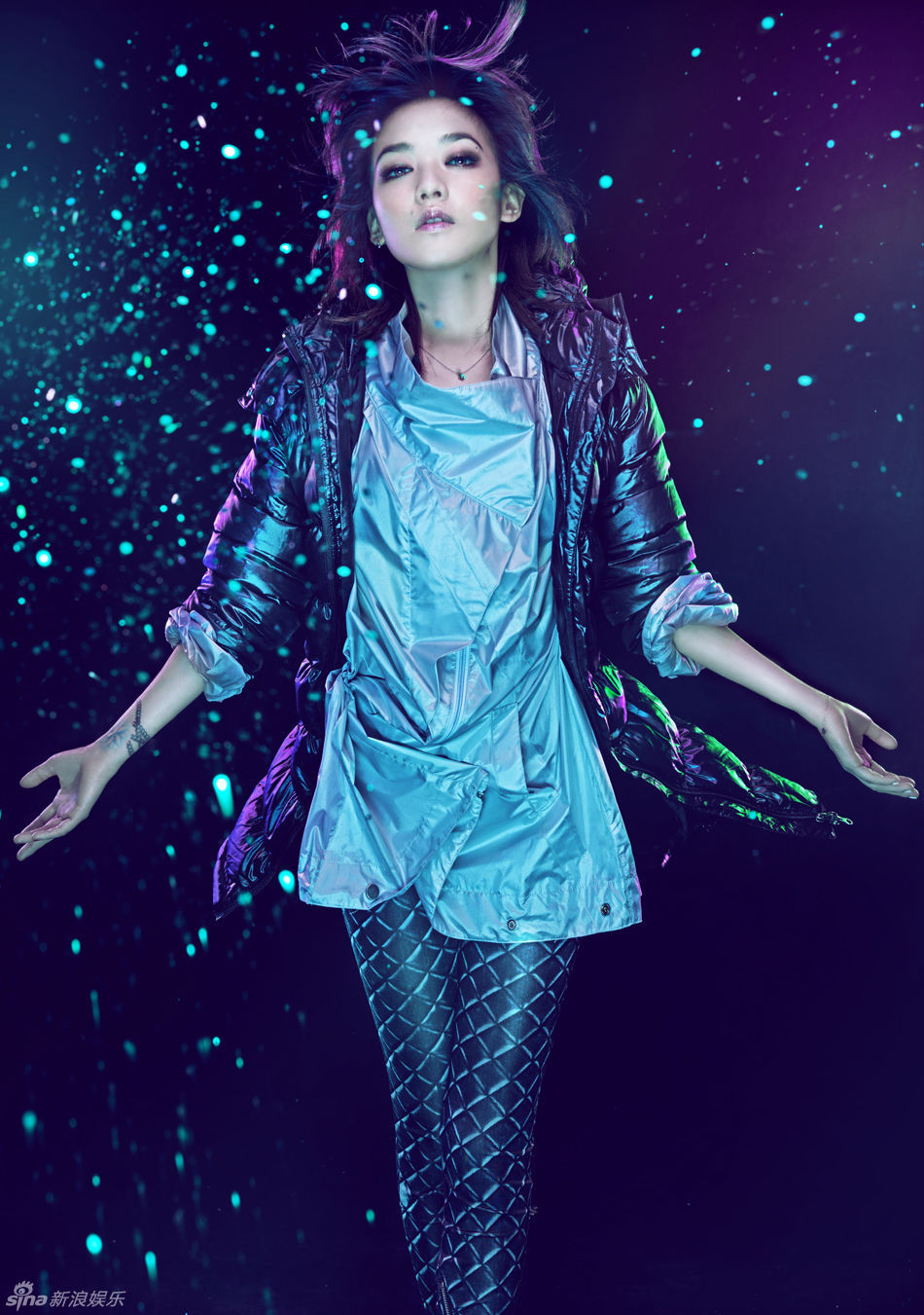 新浪娱乐讯 近日,歌手范晓萱拍摄了一组梦幻写真,特邀摄影师童梦掌镜