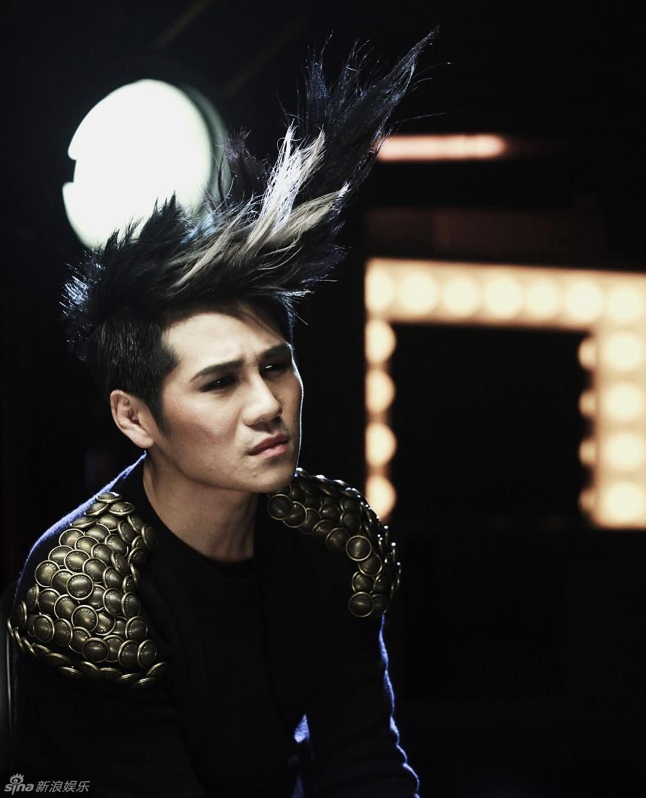 导演让gary用脱衣服直至上半身全裸的方式来表现.