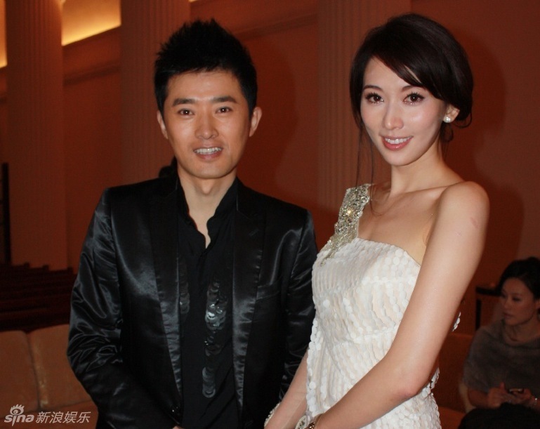 组图:任泉儒雅出席活动 与好友欢聚感喜悦_高清图集_新浪网